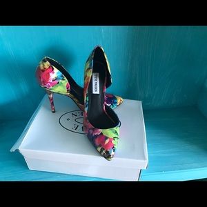 Steve Madden Floral Patent leather pumps